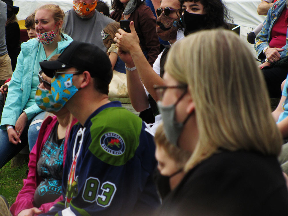 faire spectators wearing covid masks